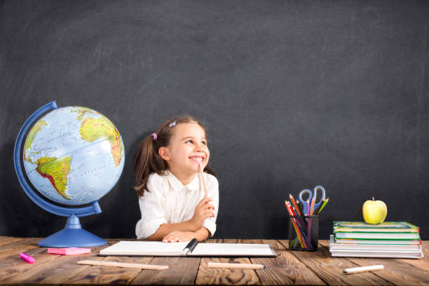 torna al concetto di scuola, felice bambino sorridente che studia - learning child education globe foto e immagini stock