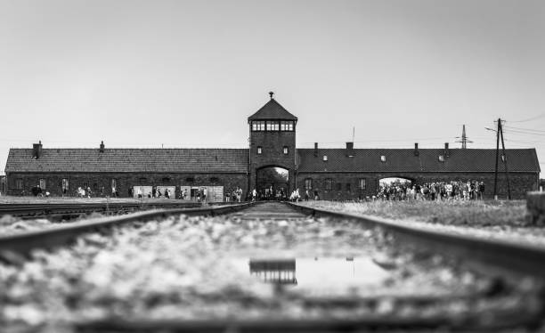 rail entrance to concentration camp at auschwitz birkenau kz poland,classic historical view of auschwitz death camp in black and white,part of auschwitz concentration camp - arbeit imagens e fotografias de stock