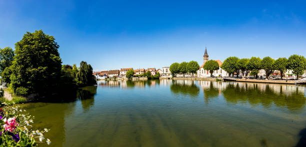 skyline di audincourt sul fiume doubs in francia - doubs river foto e immagini stock