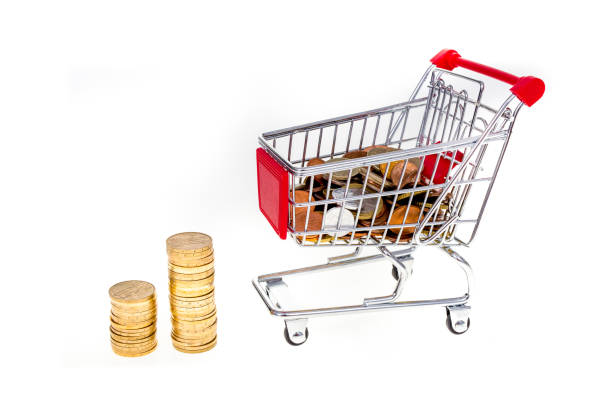 istock Shopping cart and money 827132070