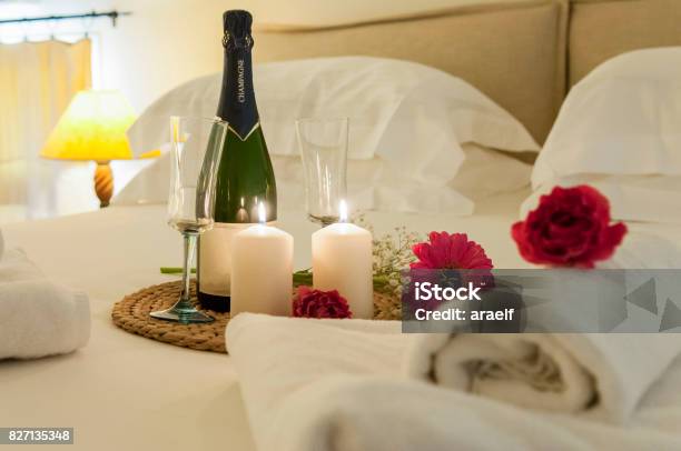 Botella De Champagne En La Cama Foto de stock y más banco de imágenes de Romance - Romance, Hotel, Lugar turístico