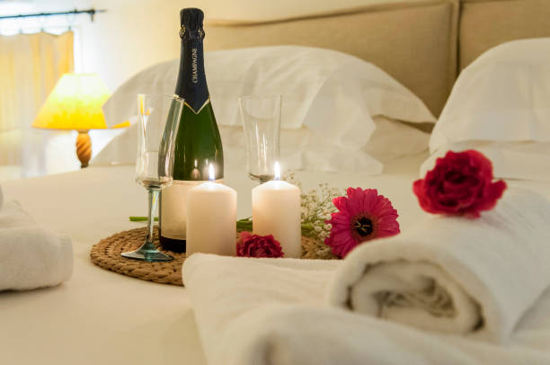 bouteille de champagne en chambre - romance photos et images de collection