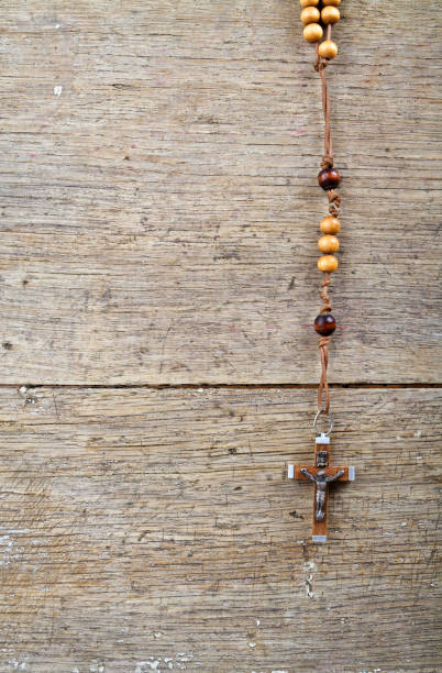 chapelet de perles sur la vieille table en bois - glorification photos et images de collection