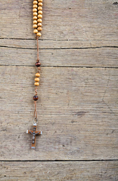 rosario en la vieja mesa de madera - glorification fotografías e imágenes de stock