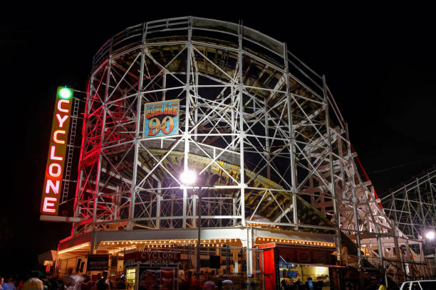 der zyklon. coney island. - cyclone stock-fotos und bilder