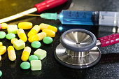 stethoskope-mit-pharmazeutische-medizin-pillen.jpg?b=1&s=170x170&k=20&c=b0bVYt-yzr6fW1dGElCJXUJfvfyAJOTBEjpuZMGQSwA=