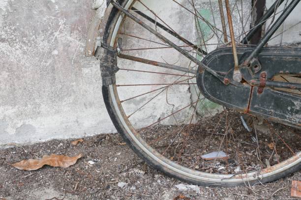 腐食や錆でアンティーク古い壊れた自転車 - rust rusty old rotting ストックフォトと画像