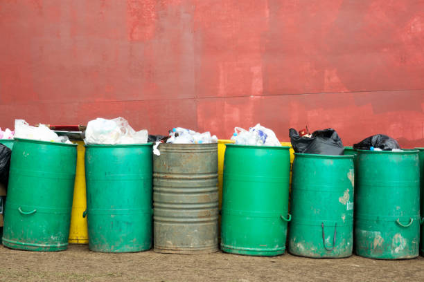 taschen-container in der straße voller müll müll - rainer barzel stock-fotos und bilder