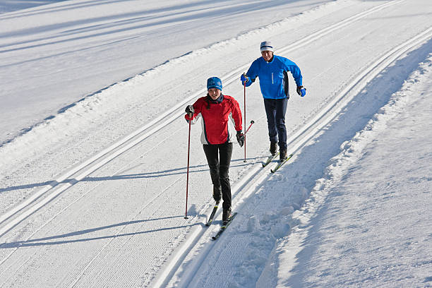 couple cross-country skiing. - skiing people men women zdjęcia i obrazy z banku zdjęć