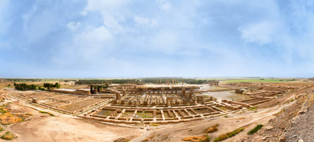 vista panorâmica de persépolis, no norte do shiraz, irã. - gateway of xerxes - fotografias e filmes do acervo