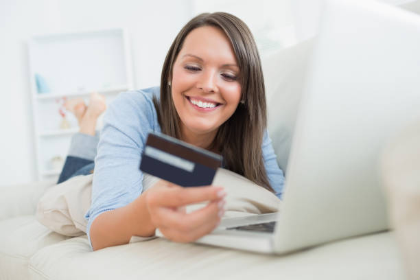 istock Woman shopping online and smiling 827212044