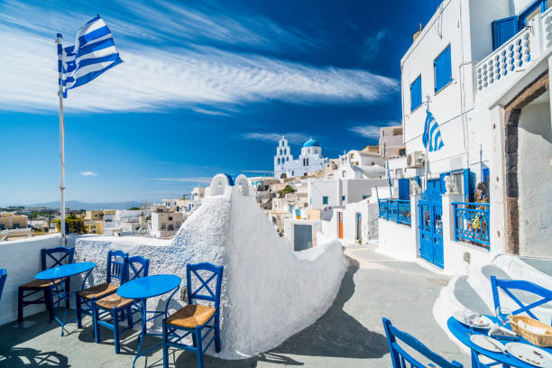 pueblo azul y blanco en isla griega - santorini greece church travel fotografías e imágenes de stock