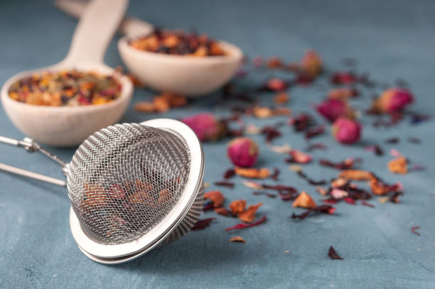 colino per la preparazione del tè, diversi tipi di tè, spezie e rose secche - dry tea foto e immagini stock