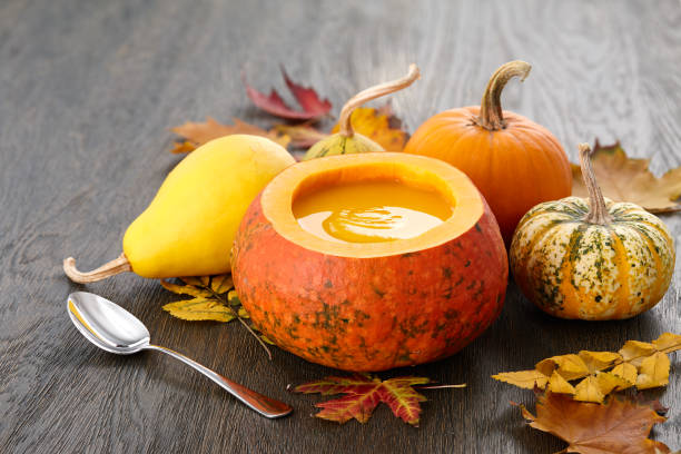 大きな装飾的なカボチャの種とカボチャのスープ - thanksgiving vegetarian food pumpkin soup ストックフォトと画像