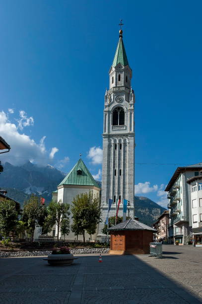 corso italia autunnale, chiesa o sinagoga nel centro di cortina d'ampezzo, dolomiti, alpi, veneto - medieval autumn cathedral vertical foto e immagini stock