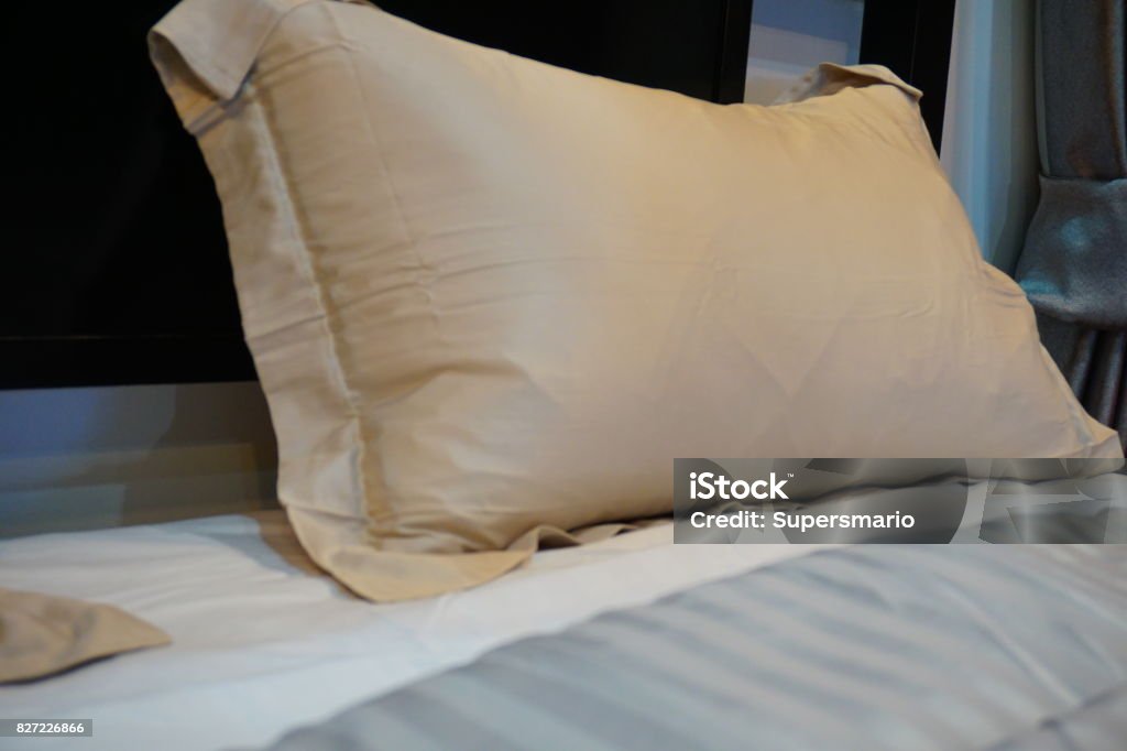 https://media.istockphoto.com/id/827226866/photo/big-white-pillows-in-bedroom.jpg?s=1024x1024&w=is&k=20&c=5QWir3iVDr-LmOgDpHr_XomBlujHqRWHpD3WpIhi1kk=