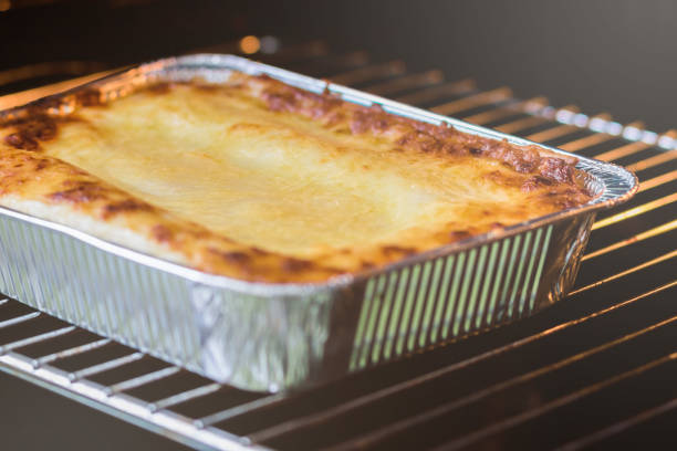 lasagne bolognese i disponibel aluminiumfolie maträtt - dinner croatia bildbanksfoton och bilder