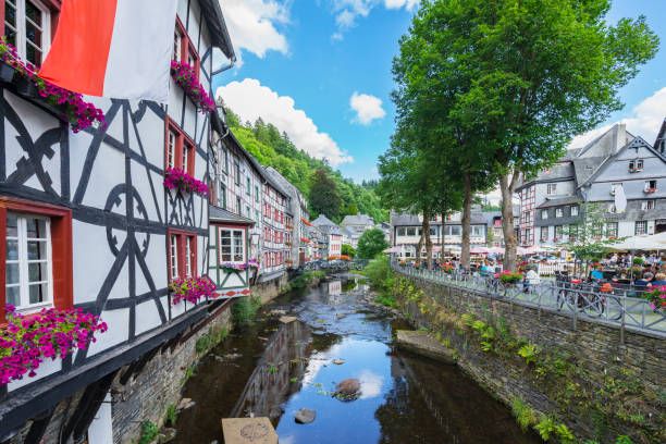 río de rur pasa marketplace en monschau / alemania - monschau fotografías e imágenes de stock