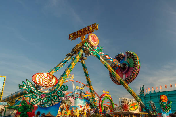 frisbee fun ride at oktoberfest in munich, germany, 2016 - carnival amusement park amusement park ride traditional festival imagens e fotografias de stock