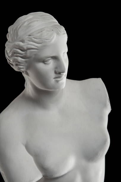 istock a statue of Venus, plaster column on a black background 827254988