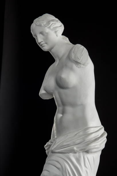 istock a statue of Venus, plaster column on a black background 827255096
