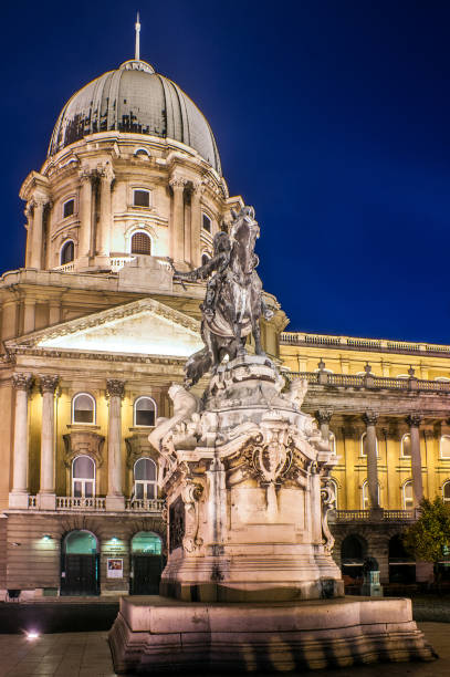 statue im hof des königlichen palastes (budaer burg) in budapest, ungarn - nobility royal palace of buda budapest palace stock-fotos und bilder