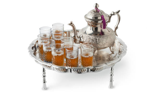 tradizionale set da tè marocchino in argento festivo - morocco tea glass mint tea foto e immagini stock