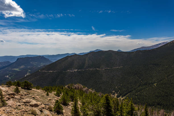 Rainbow Curve Overlook in Rocky Mountain National Park Trail Ridge Road is the name for a stretch of U.S. Highway 34 that traverses Rocky Mountain National Park from Estes Park, Colorado in the east to Grand Lake, Colorado in the west offering stunning mountain views. colorado rocky mountain national park lake mountain stock pictures, royalty-free photos & images