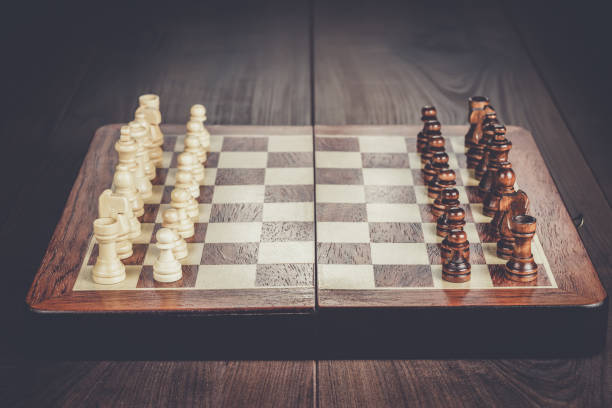 szachownicy z figurkami na drewnianym stole - intelligence set armed forces competitive sport zdjęcia i obrazy z banku zdjęć