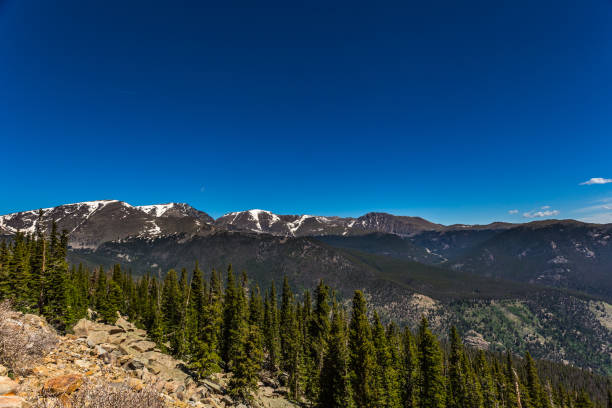 Rainbow Curve Overlook in Rocky Mountain National Park Trail Ridge Road is the name for a stretch of U.S. Highway 34 that traverses Rocky Mountain National Park from Estes Park, Colorado in the east to Grand Lake, Colorado in the west offering stunning mountain views. colorado rocky mountain national park lake mountain stock pictures, royalty-free photos & images