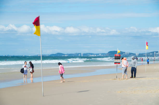 ゴールドコーストのサーファーズ パラダイス ビーチの人々。 - gold coast australia lifeguard sea ストックフォトと画像