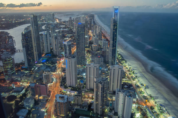 luzes da cidade cintilando da costa do ouro em surfers paradise. - q1 - fotografias e filmes do acervo