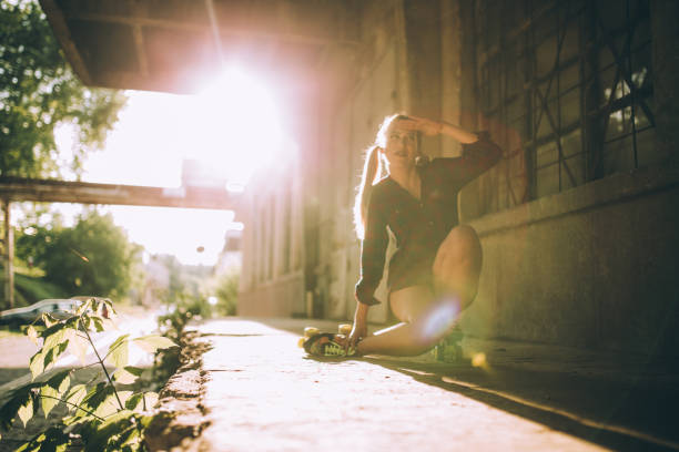 istock Beautiful blonde woman on rollers 827284074