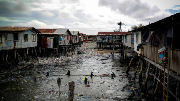 bidonvilles à hanuabada village à la périphérie de port moresby, papouasie-nouvelle-guinée - guinée photos et images de collection