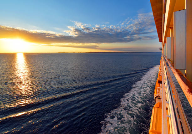 trip across the ocean at sunset - moody sky water sport passenger craft scenics imagens e fotografias de stock