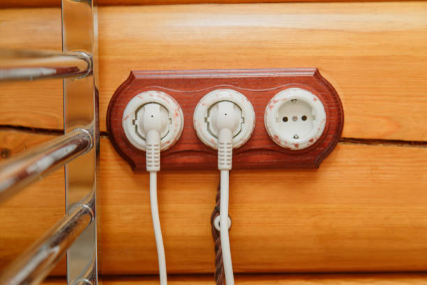 старомодные выключатели электричества, розетка, электрическая проволока на деревянной стене. - контролировать панель стоковые фото и изображения