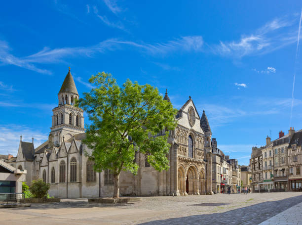 中世教会ノートルダム寺院ラ フランス ・ ポワチエでグランデ - notre ストックフォトと画像