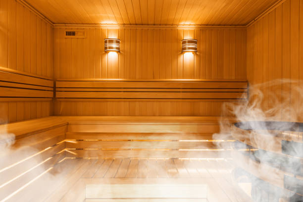 wnętrze sauny fińskiej, klasyczna drewniana sauna - sauna spa treatment health spa nobody zdjęcia i obrazy z banku zdjęć