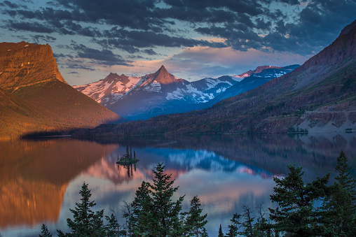 Lake, Sunrise - Dawn, Montana - Western USA, US Glacier National Park, Wild Goose Island