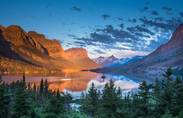 istock Wild Goose Island in Morning 827324192