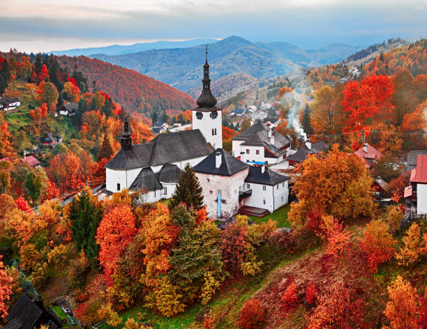paysage d’automne de spania dolina (slovaquie) - slovaquie photos et images de collection