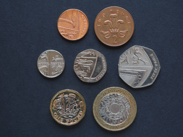 pound coins, united kingdom - two pound coin imagens e fotografias de stock