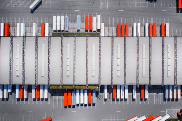 logistique de distribution bâtiment stationnement - truck parking horizontal shipping photos et images de collection