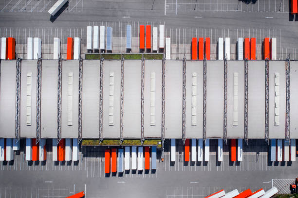 dział logistyczny parking - warehouse distribution warehouse freight transportation sending zdjęcia i obrazy z banku zdjęć