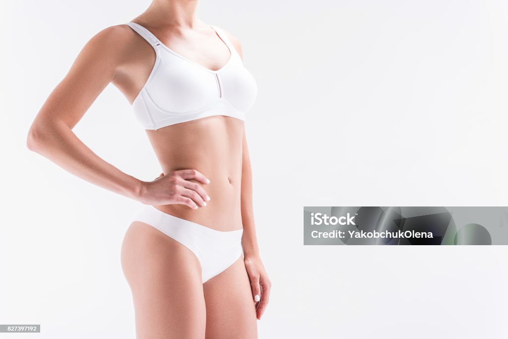 Ragazza giovane in forma che indossa un comodo set di mutandine e reggiseno - Foto stock royalty-free di Il corpo umano