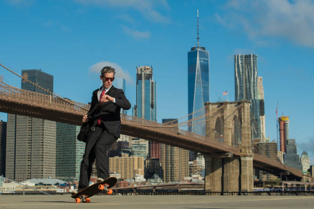 businessman skateboarding in new york city - east river audio imagens e fotografias de stock