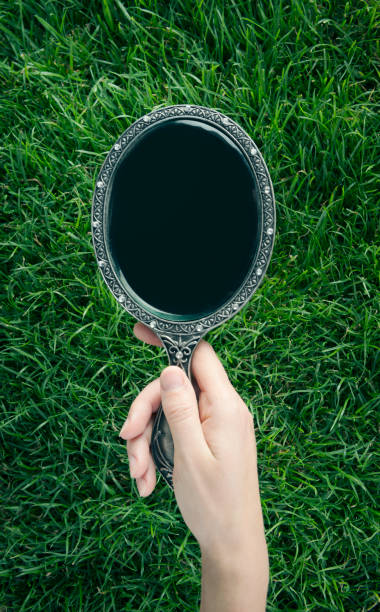 녹색 잔디 위에 빈티지 mirrorin 손 - mirror reflection mystery frame 뉴스 사진 이미지