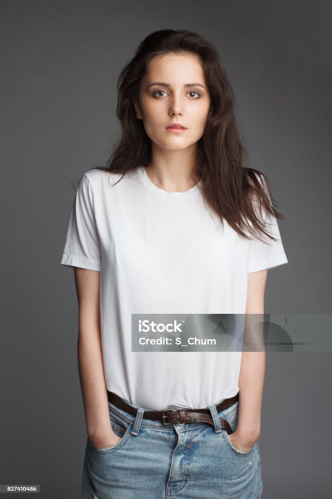 modelo de mujer joven en camiseta blanca - Foto de stock de Camiseta libre de derechos