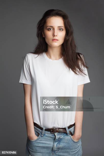 Modelo De Mujer Joven En Camiseta Blanca Foto de stock y más banco de imágenes de Camiseta - Camiseta, De ascendencia europea, Blanco - Color