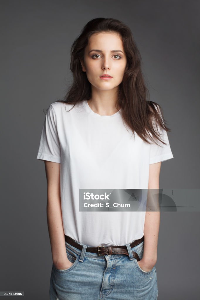 giovane modella donna in t-shirt bianca - Foto stock royalty-free di Maglietta